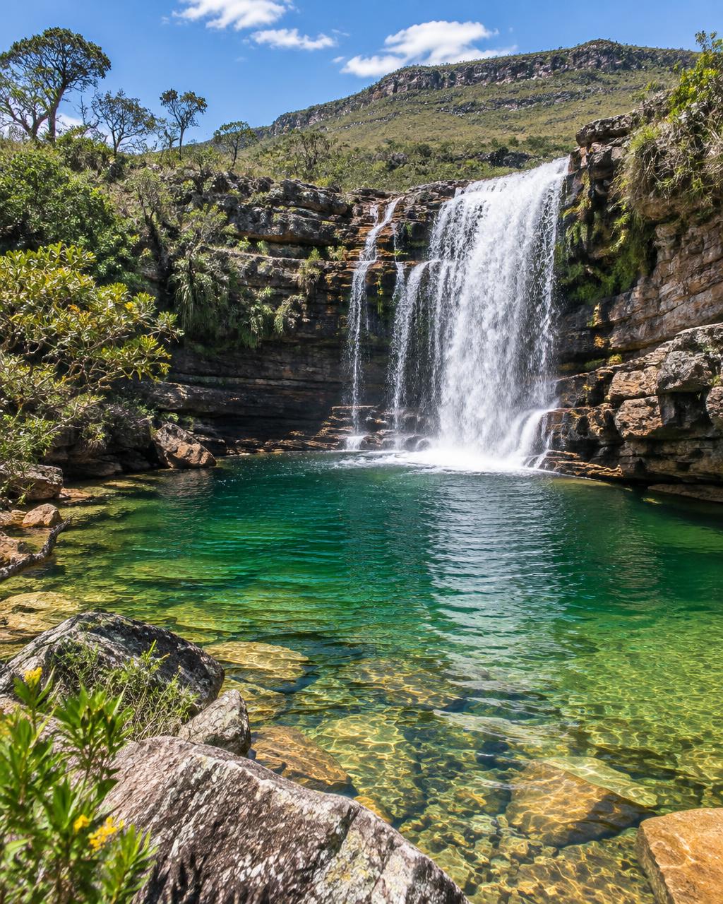 Cachoeira com piscina natural na Serra da Canastra